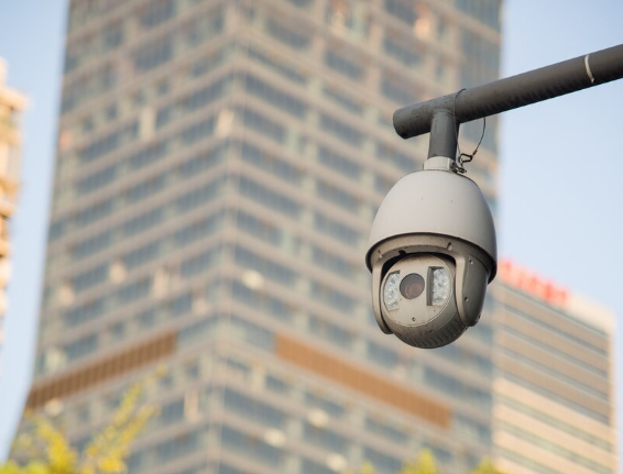 Kamera kopułowa czy tubowa – którą wybrać do monitoringu?
