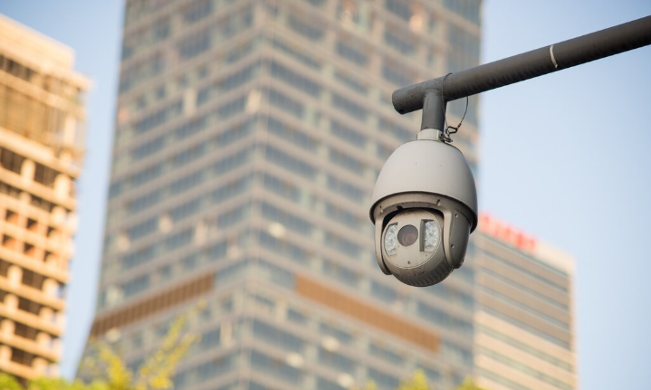 Kamera kopułowa czy tubowa – którą wybrać do monitoringu?